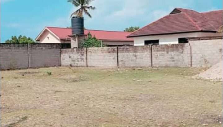 KIWANJA,HATI,NDANI YA FENCE, SQM.1,080, MTONI, K