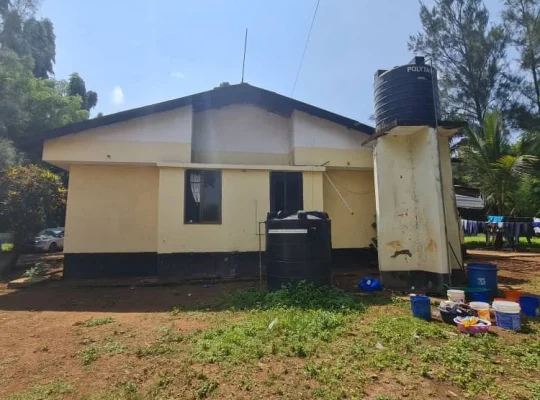 10 BDRMS PRIME HOUSE, TSHS.530 MIL. AT SHANTY TO