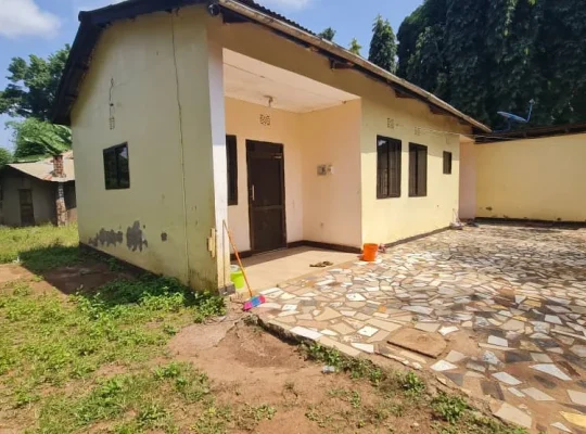 10 BDRMS PRIME HOUSE, TSHS.530 MIL. AT SHANTY TO