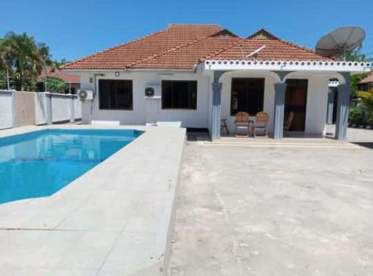 3 BDRMS UNFURNISHED POOL HOUSE AT BAHARI BEACH A