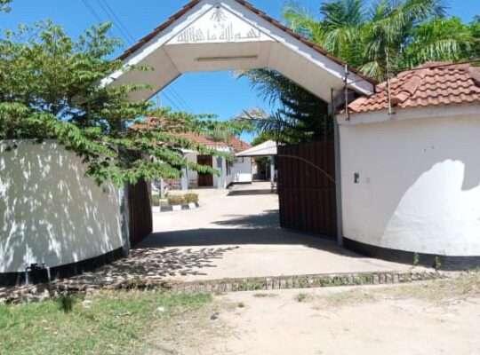 3 BDRMS UNFURNISHED POOL HOUSE AT BAHARI BEACH A