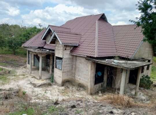 YAKUMALIZIA, KIWANJA SQM.4,000, KWEMBE LUGURUNI.