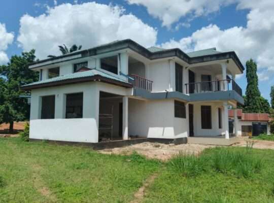 5 BDRM SPACIOUS HOUSE, 6,750 SQM PLOT AT PUGU.