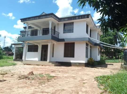 5 BDRM SPACIOUS HOUSE, 6,750 SQM PLOT AT PUGU.