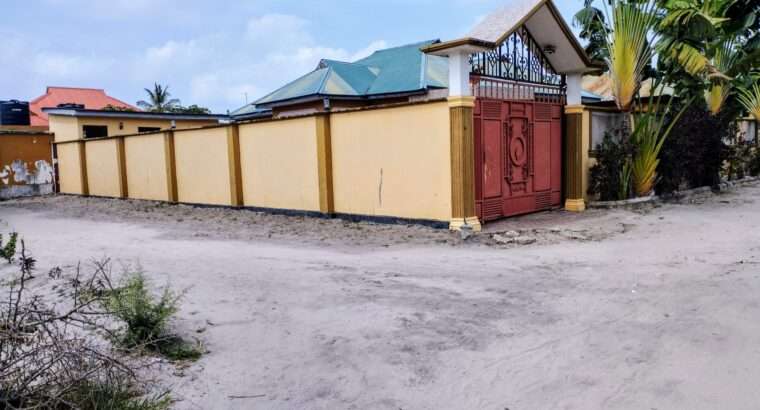 NYUMBA YENYE VYUMBA VINNE (4) MOSHI-BAR. UKONGA