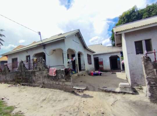 NYUMBA TATU PAMOJA, TSHS. 40M. CHANIKA TALIANI.
