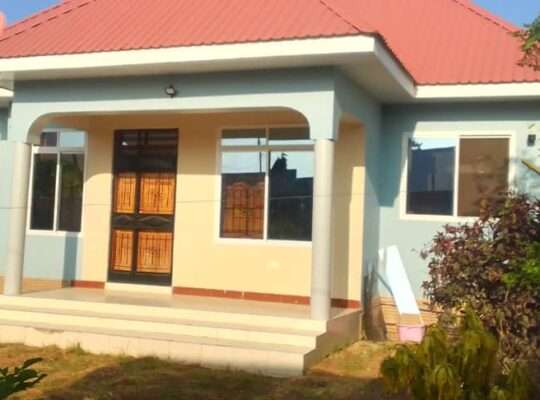 NYUMBA YENYE VYUMBA VITATU (3) KIHARAKA SENTA.