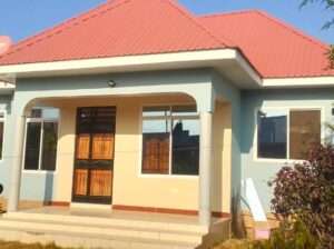 NYUMBA YENYE VYUMBA VITATU (3) KIHARAKA SENTA.
