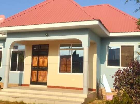 NYUMBA YENYE VYUMBA VITATU (3) KIHARAKA SENTA.