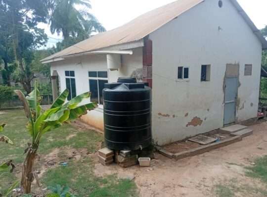 NYUMBA YENYE VYUMBA VITATU (3) GOBA NJIA NNE.