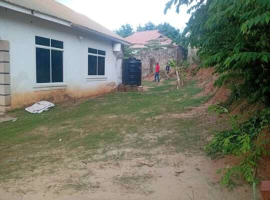 NYUMBA YENYE VYUMBA VITATU (3) GOBA NJIA NNE.