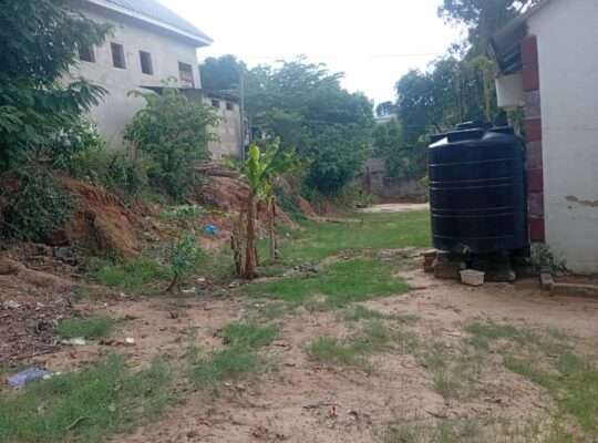 NYUMBA YENYE VYUMBA VITATU (3) GOBA NJIA NNE.