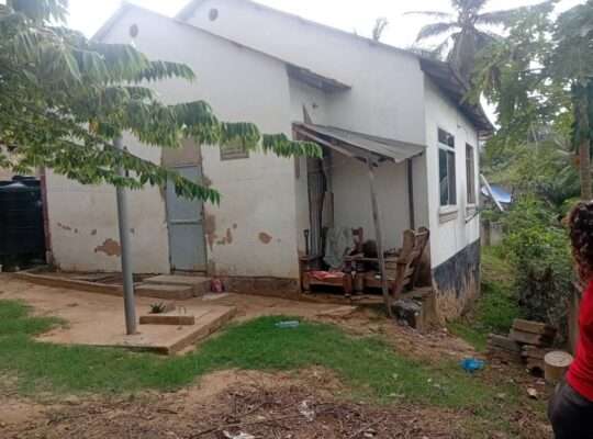 NYUMBA YENYE VYUMBA VITATU (3) GOBA NJIA NNE.