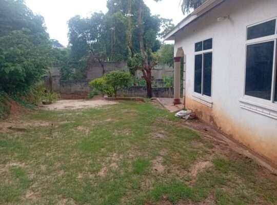 NYUMBA YENYE VYUMBA VITATU (3) GOBA NJIA NNE.