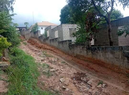 NYUMBA YENYE VYUMBA VITATU (3) GOBA NJIA NNE.