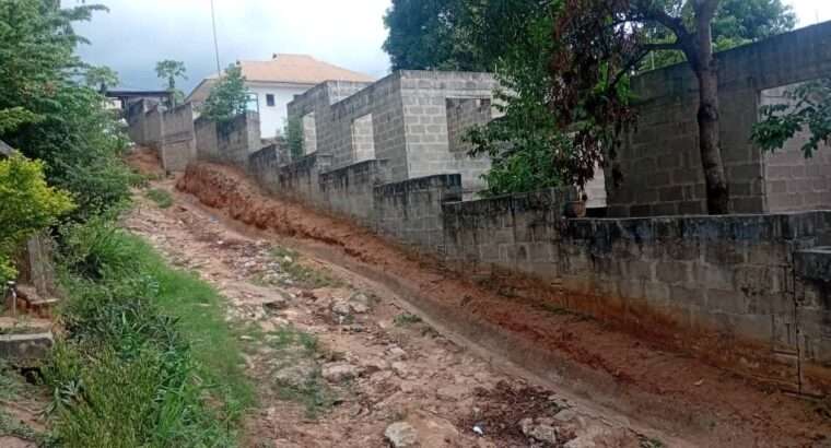 NYUMBA YENYE VYUMBA VITATU (3) GOBA NJIA NNE.