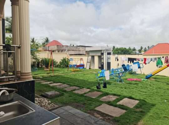 GHOLOFA LA KISASA, VYUMBA VITANO (5) VIKINDU