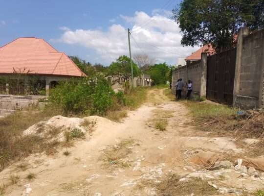 KIWANJA CHENYE MSINGI, SQM.500, KINAUZWA NA BANK