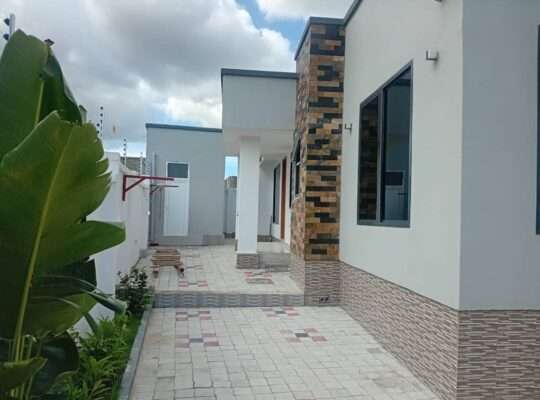 NYUMBA MPYA YA KISASA, VYUMBA VITATU (3) MADALE.