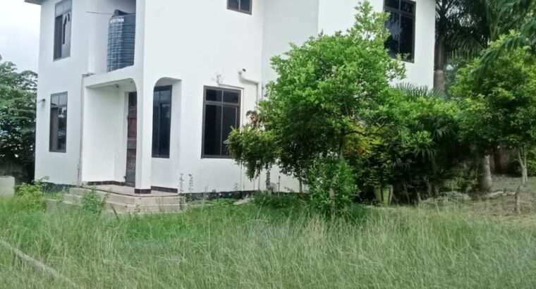 GHOROFA YA VYUMBA VITATU (3) KIBAMBA-SHULE.