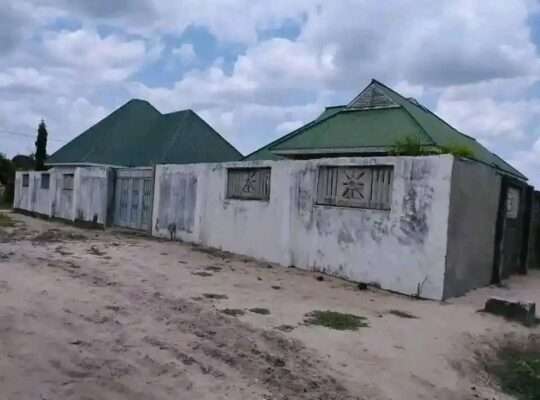 NYUMBA-TATU PAMOJA, MAJOHE-VIWEGE/GONGOLAMBOTO.