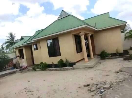 NYUMBA-TATU PAMOJA, MAJOHE-VIWEGE/GONGOLAMBOTO.