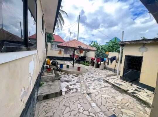 NYUMBA YA VYUMBA VITATU (3)KIBAMBA SHULE/HONDOGO