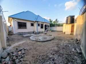 NYUMBA YENYE VYUMBA VITATU (3) KIVULE FREMU KUMI