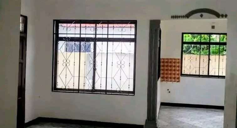 NYUMBA YENYE VYUMBA VITATU (3) KIVULE FREMU KUMI