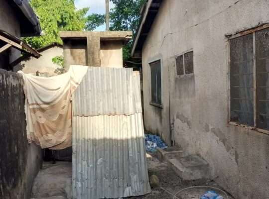 VYUMBA 8, INAUZWA NA BANK, GONGOLAMBOTO.