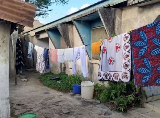 VYUMBA 8, INAUZWA NA BANK, GONGOLAMBOTO.