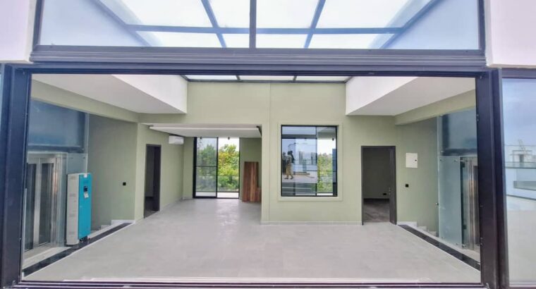 8 BDR LUXURIOUS VILLA, $ 1.8 MIL. AT OYSTERBAY