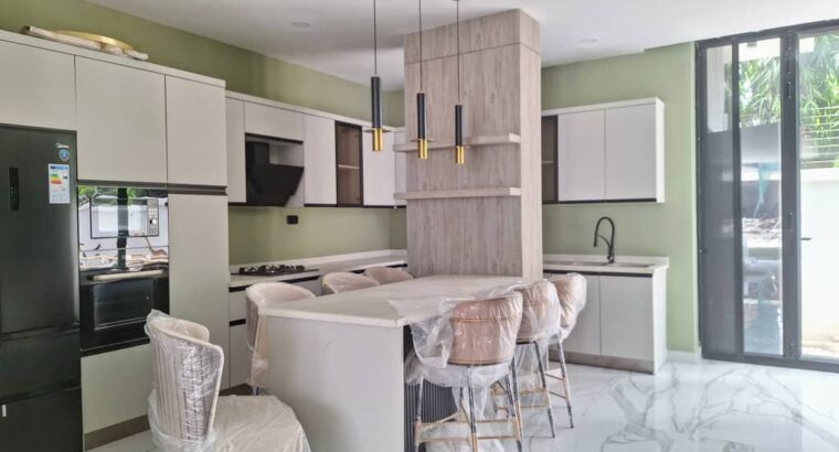 8 BDR LUXURIOUS VILLA, $ 1.8 MIL. AT OYSTERBAY