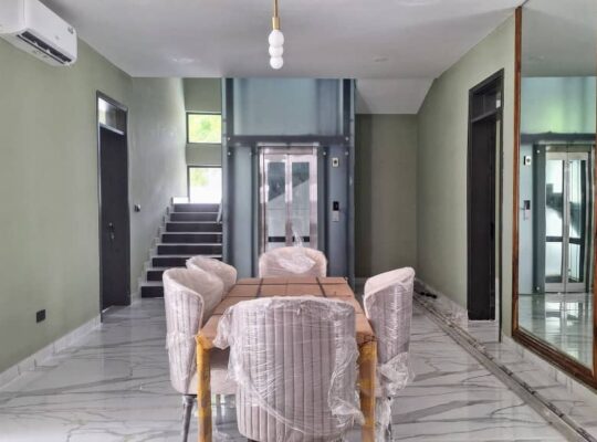 8 BDR LUXURIOUS VILLA, $ 1.8 MIL. AT OYSTERBAY