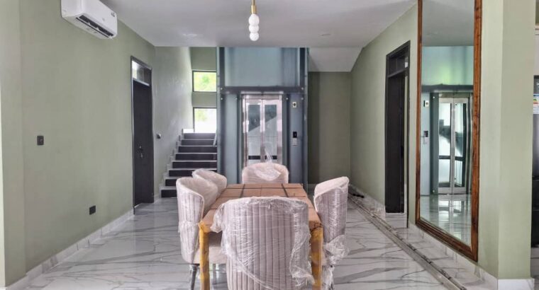 8 BDR LUXURIOUS VILLA, $ 1.8 MIL. AT OYSTERBAY