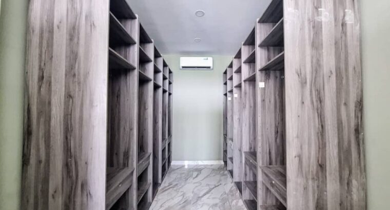 8 BDR LUXURIOUS VILLA, $ 1.8 MIL. AT OYSTERBAY