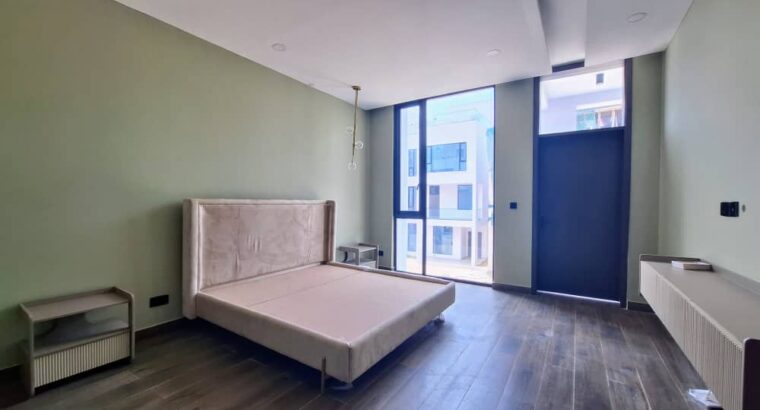 8 BDR LUXURIOUS VILLA, $ 1.8 MIL. AT OYSTERBAY