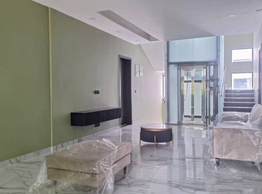 8 BDR LUXURIOUS VILLA, $ 1.8 MIL. AT OYSTERBAY