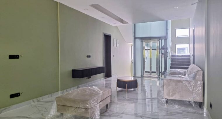 8 BDR LUXURIOUS VILLA, $ 1.8 MIL. AT OYSTERBAY