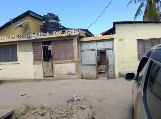 NYUMBA MBILI ZINAUZWA NA BANK, MANZESE UZURI.