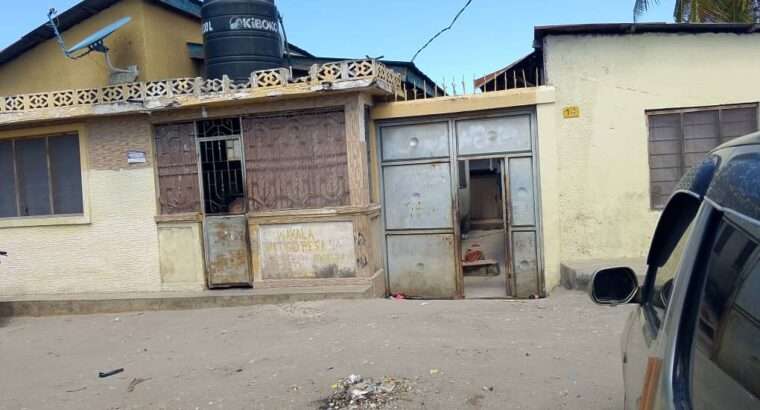 NYUMBA MBILI ZINAUZWA NA BANK, MANZESE UZURI.