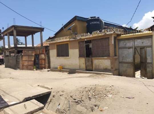 NYUMBA MBILI ZINAUZWA NA BANK, MANZESE UZURI.
