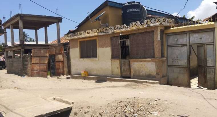 NYUMBA MBILI ZINAUZWA NA BANK, MANZESE UZURI.