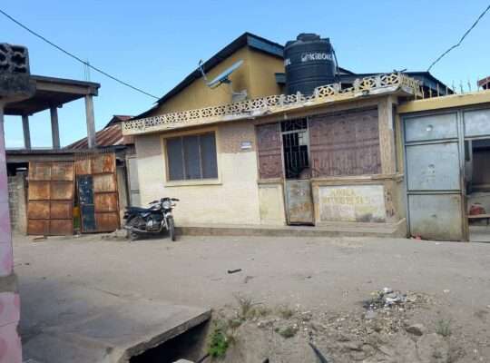 NYUMBA MBILI ZINAUZWA NA BANK, MANZESE UZURI.