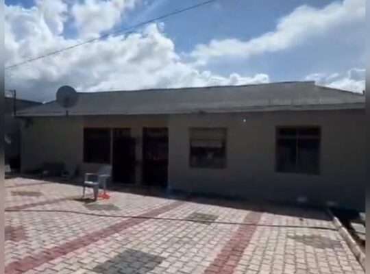 NYUMBA MBILI PAMOJA, TZS.160 MIL, GOBA KULANGWA.